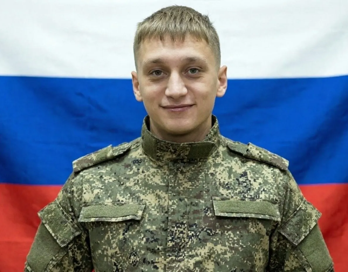 23‑летний студент из Бурятии заключил контракт на службу в новом роде войск беспилотных систем и через три месяца погиб под Луганском; приёмная мать рассказывает о вербовке учащихся и обещаниях вернуть студентов в учёбу.