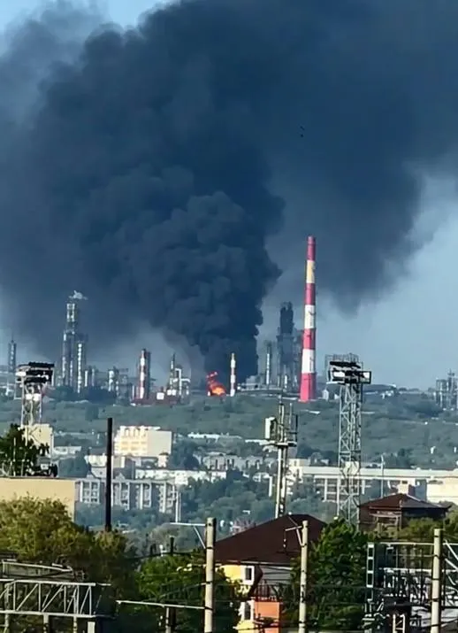 Ночью беспилотники атаковали Сызрань и районы Белгородской области: в Сызрани погибли два человека, в Белгородской области ранения получили несколько человек. Минобороны сообщает о перехвате 121 БПЛА.