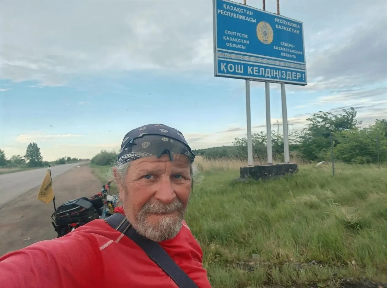 Андрей Козлов, стартовавший из Брянска в сторону Владивостока, проехал через Казахстан и близок к Омской области; жара и загруженные дороги замедляют его движение.