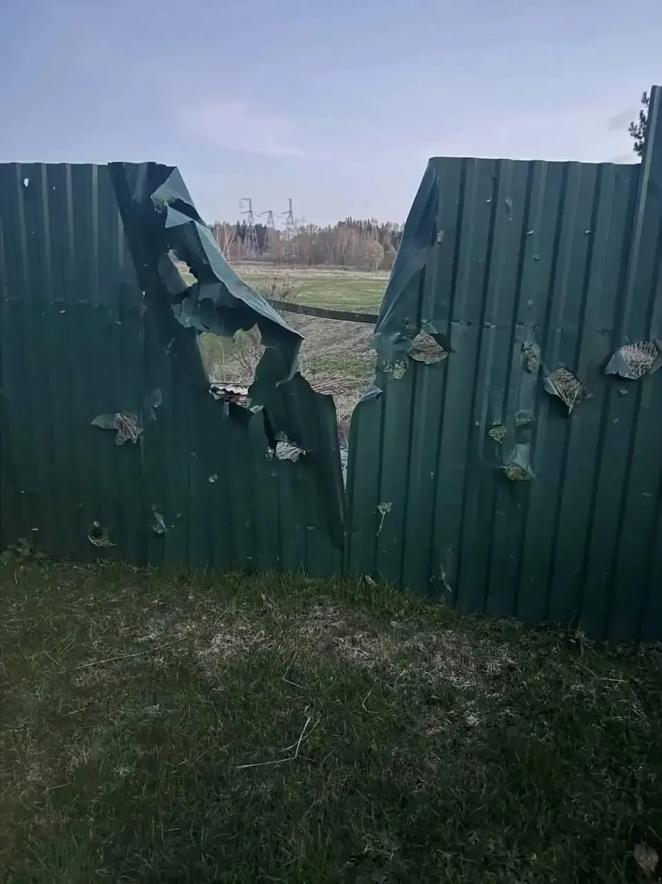 В Волоколамском округе после удара беспилотников погиб 77‑летний мужчина; власти сообщают о десятках сбитых дронов в Московской и Ленинградской областях, а также о возгорании в порту Приморск, последствия которого ликвидированы.