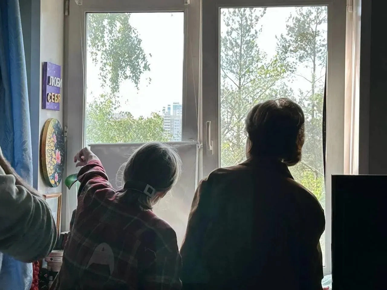 Ночью в Московской области беспилотники поразили частный и многоквартирный дома — один человек погиб, ещё один в больнице. В ряде районов были пожары, на территорию Шереметьево упали обломки дрона; по стране сообщают о массовых перехватах.