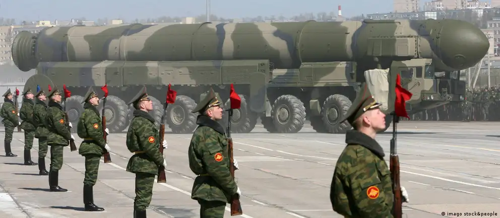 Жители Санкт‑Петербурга, Москвы и других регионов сообщают о проблемах с домашним и мобильным интернетом, приложениями и заказом такси. Минцифры заявляет о согласовании «белого списка» в Москве и заверяет, что домашний интернет работает нормально.