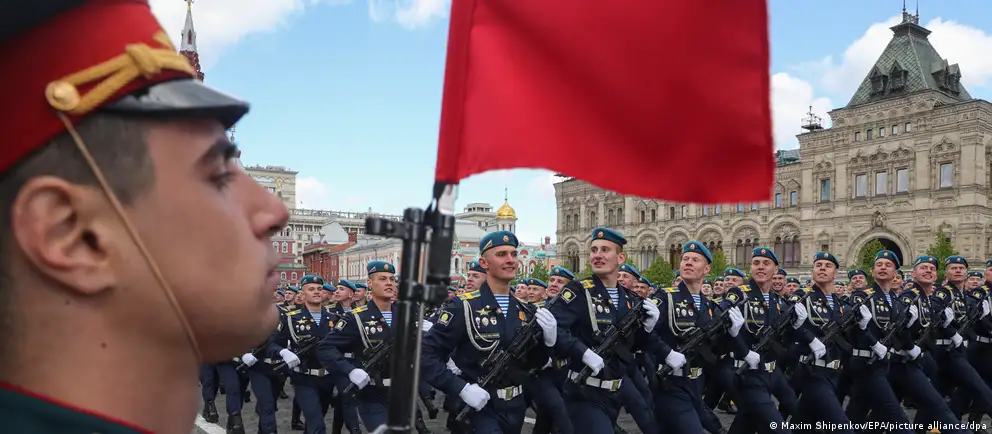Операторы предупреждают о возможных перебоях в работе мобильного интернета и отправке сообщений в столице в период подготовки и проведения праздничных мероприятий. Власти ссылаются на меры безопасности — на этом фоне обсуждают угрозу беспилотников и сокращённый формат парада на Красной площади.