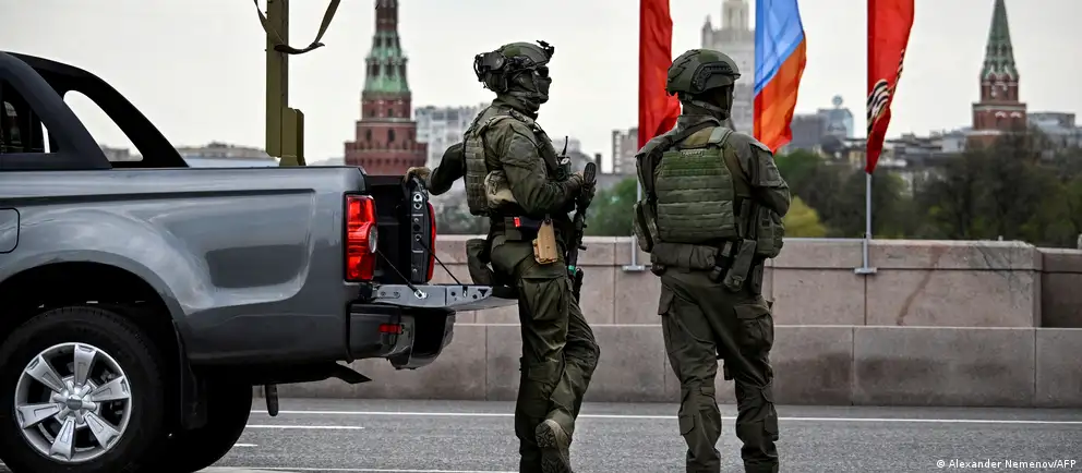 Власти отменили приглашения иностранным СМИ на парад на Красной площади, заявив об изменении формата и «текущей оперативной обстановке». Празднования пройдут в сокращённом виде и без военной техники.