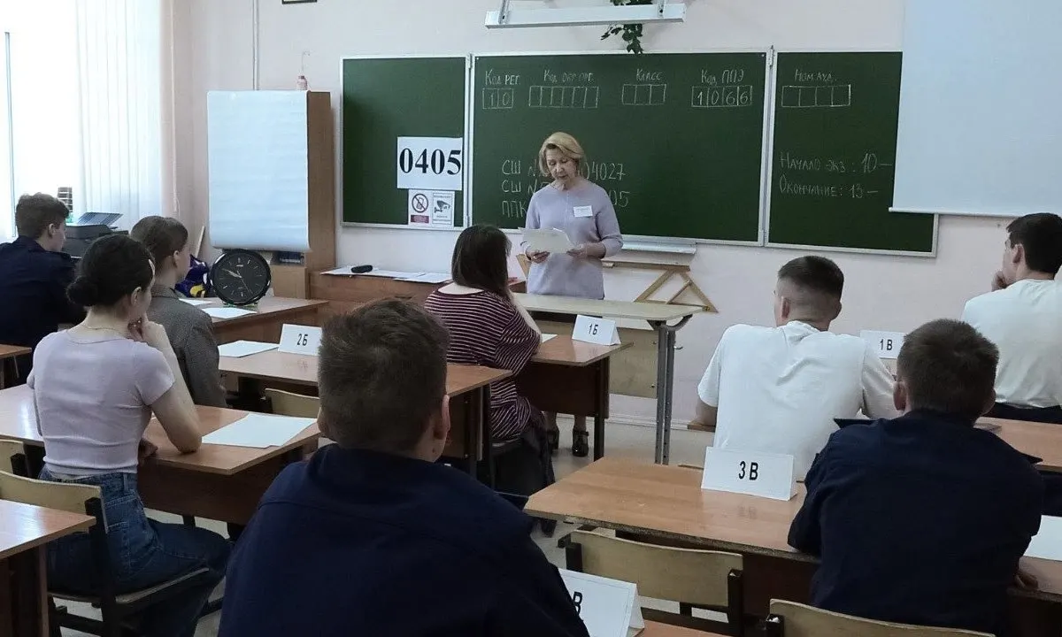 В новых методических рекомендациях указано, что организаторы и сотрудники охраны не вправе проводить досмотр участников экзаменов и прикасаться к их вещам; при срабатывании металлодетектора просят добровольно предъявить или сдать предмет.