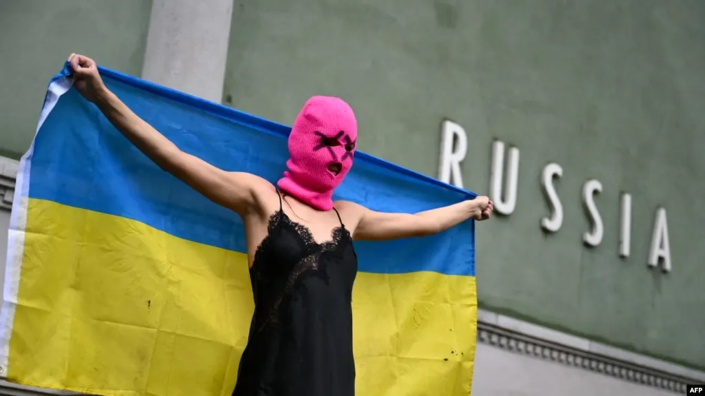 Росфинмониторинг включил группу Pussy Riot в список террористов и экстремистов. Ранее коллектив признали экстремистским, а часть участниц была осуждена и приговорена к длительным срокам по ряду уголовных дел.