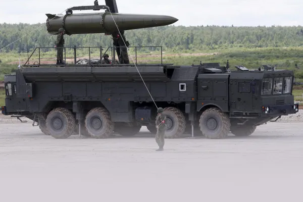 Военные утверждают, что в рамках учений боеприпасы доставили в полевые пункты ракетной бригады в Беларуси и снарядили оперативно‑тактический ракетный комплекс «Искандер» для подготовки к пускам.