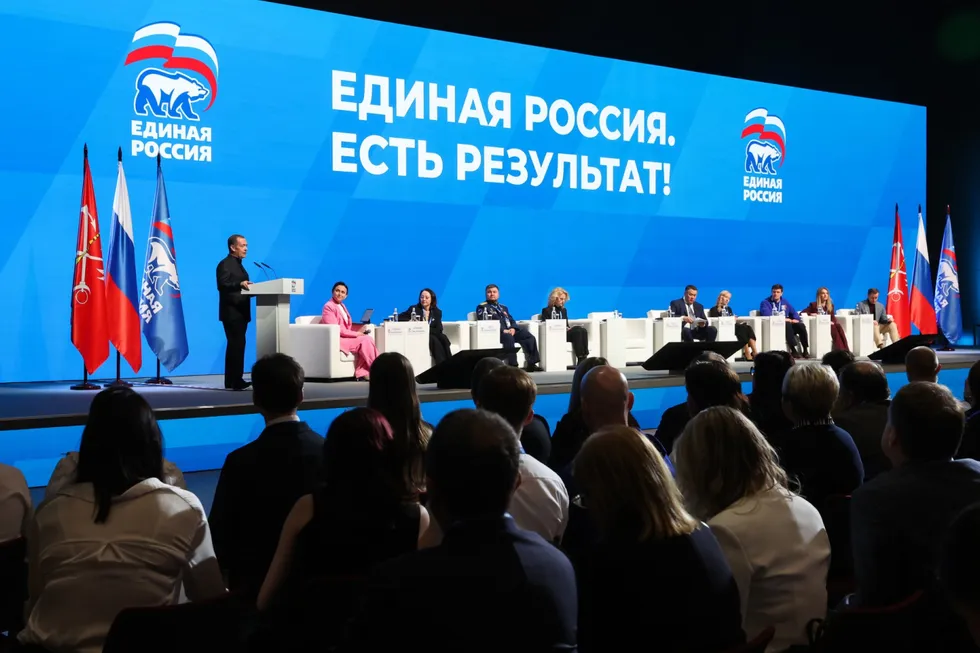 Политический блок администрации президента рекомендовал государственным и лояльным СМИ не выносить в заголовки слово «запрет» и уменьшить число публикаций об ограничениях. Власти предлагают смещать акцент на положительные инициативы партии власти на фоне падения рейтингов перед сентябрьскими выборами.