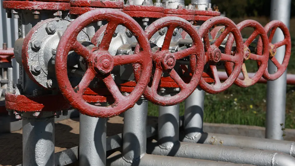 По данным МЭА, в апреле добыча нефти в России упала до 8,83 млн баррелей в сутки — минимального уровня с весны‑лета 2020 года. Снижение связывают с повреждениями портов, хранилищ и НПЗ, что уже отражается на доходах бюджета.