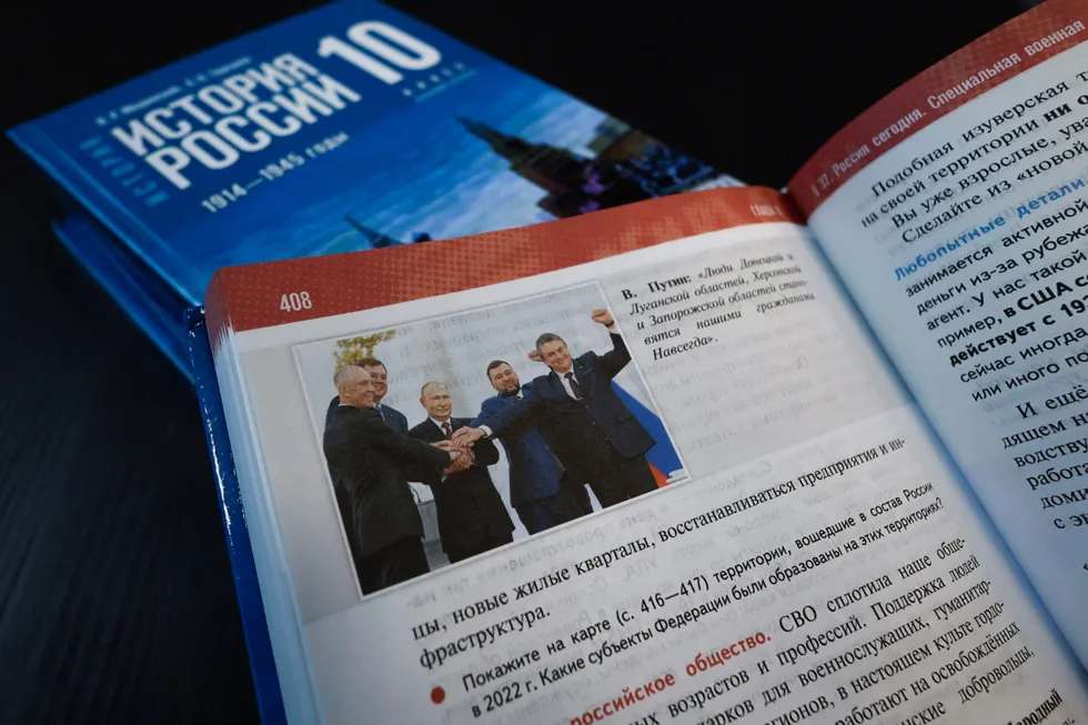 Линейка учебников по истории для средней школы переписывает нарратив в пользу государственной идеологии: современные проекты вплетаются в древность, неудобные факты замалчиваются, поражения и насилие смягчаются. В результате история превращается в инструмент политического воспитания.