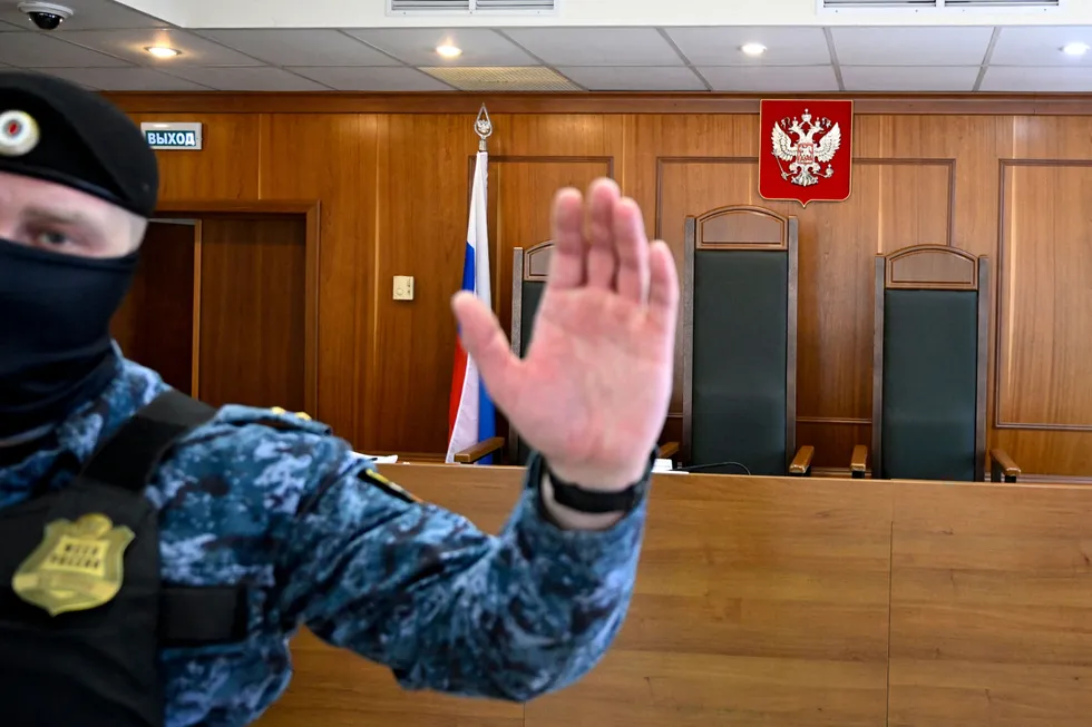 В конце апреля Судебный департамент при Верховном суде РФ закрыл публичный доступ к архивной статистике судимости с 2005 года. Эти данные были ключевыми для оценки роста репрессий, уголовных преследований и отправки обвиняемых на войну — восстановить их будет сложно.