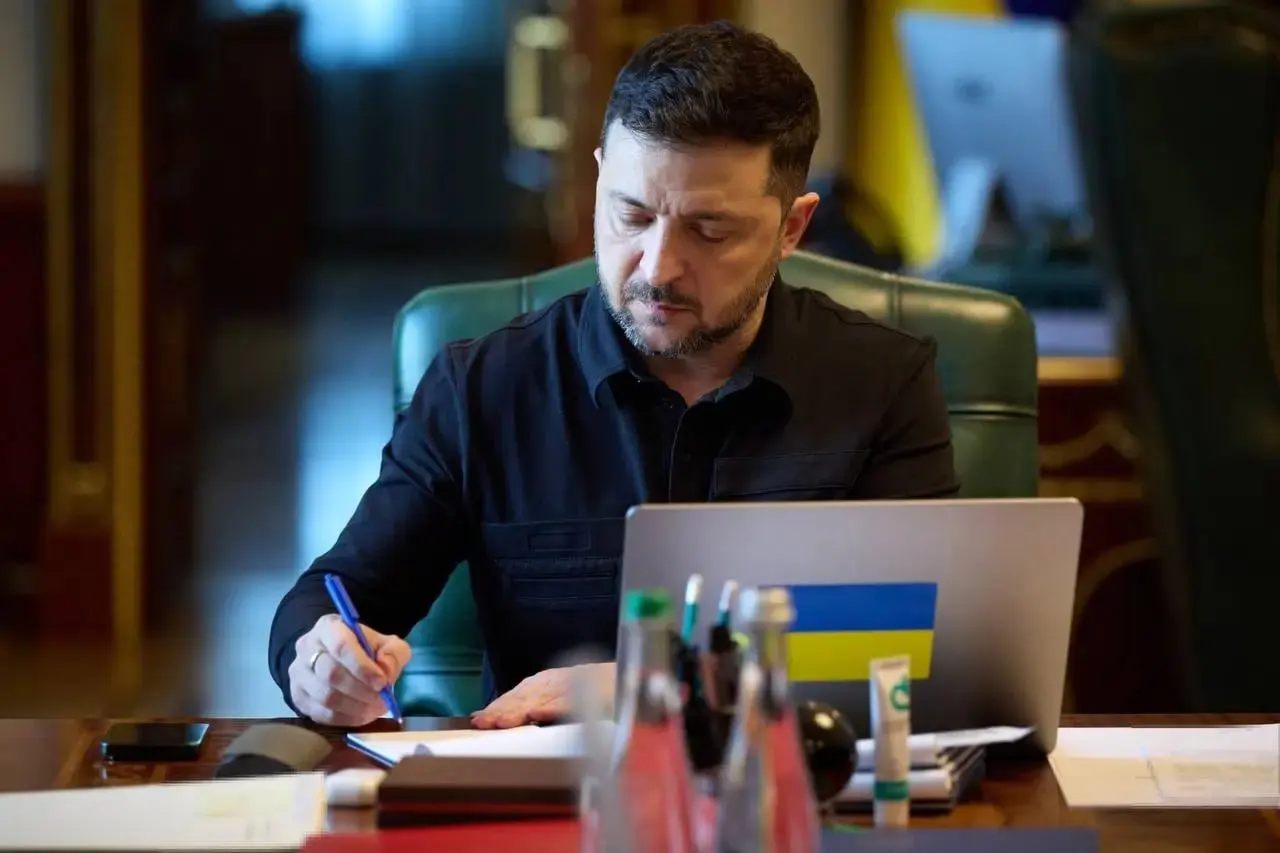 Президент Украины объявил о режиме тишины с 00:00 в ночь с 5 на 6 мая и сообщил, что Киев не получал от Москвы официального обращения о перемирии на 8–9 мая.