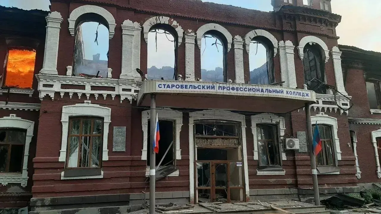 Ночной удар по общежитию профессионального колледжа в Старобельске (ЛНР) привёл к гибели 6 человек, ещё 15 числятся пропавшими. По данным следствия, корпус обрушился после попаданий беспилотников; 39 человек ранены, большинство — подростки.