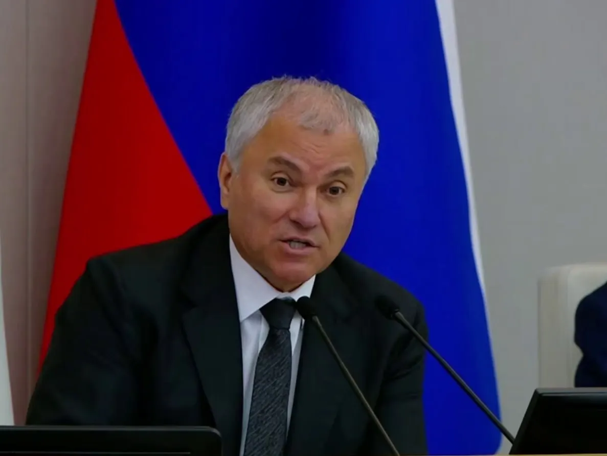 Депутаты во втором чтении приняли поправки, которые официально добавляют в перечень профилактических мероприятий противодействие фальсификации истории и предупреждение уклонения от воинской обязанности, с целью защиты исторической памяти и национальной безопасности.
