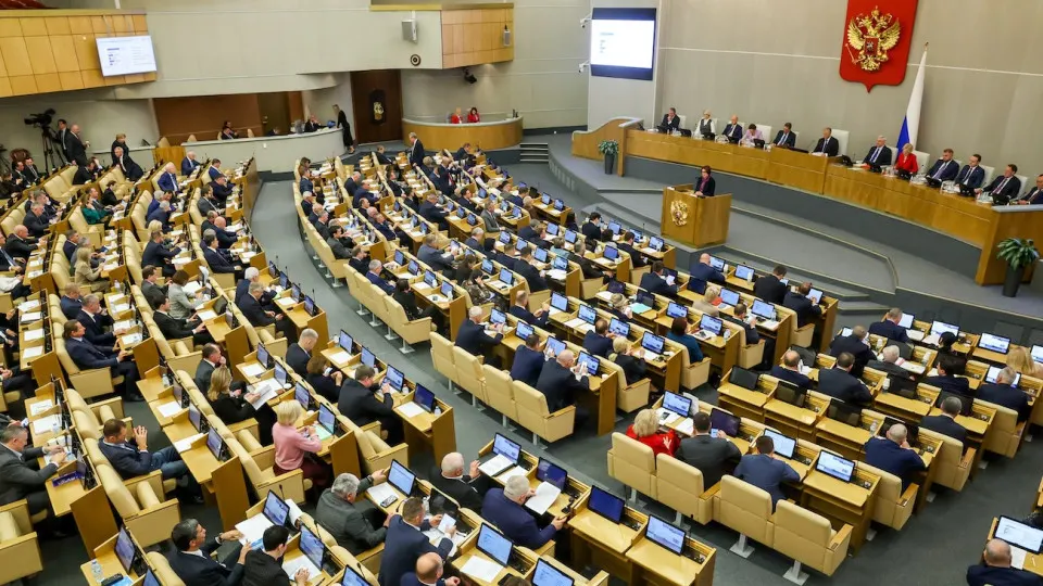 Комитет Госдумы одобрил поправку ко второму чтению, которая отменяет ограничение по стоимости арестуемого имущества для россиян, осуждённых по политическим статьям и находящихся за границей. Дела будут рассматриваться заочно, решения вступают в силу немедленно.