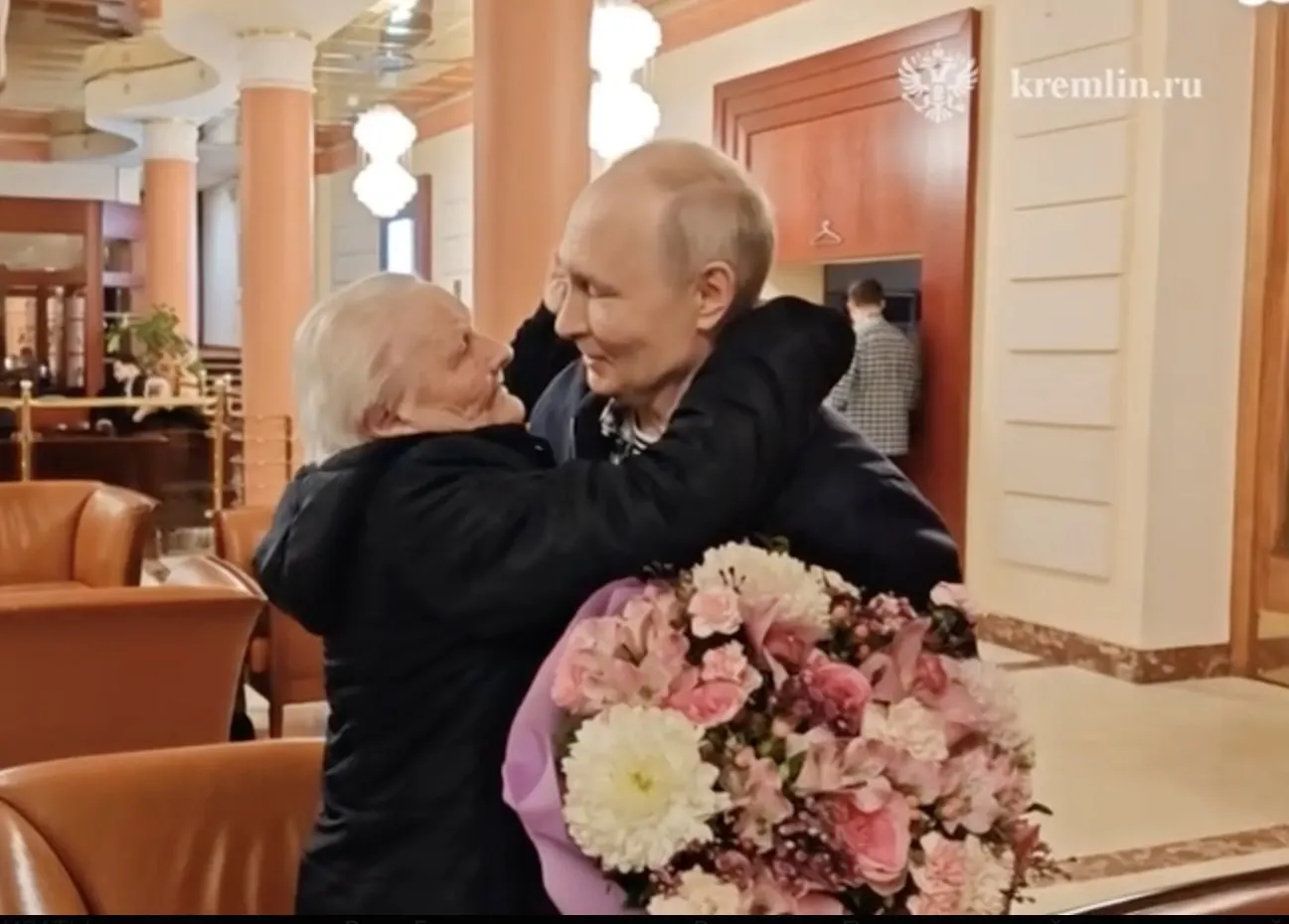 Президент встретился со своей первой учительницей; она обняла и поцеловала его, не скрывая слёз — встреча прошла в тёплой, эмоциональной обстановке.