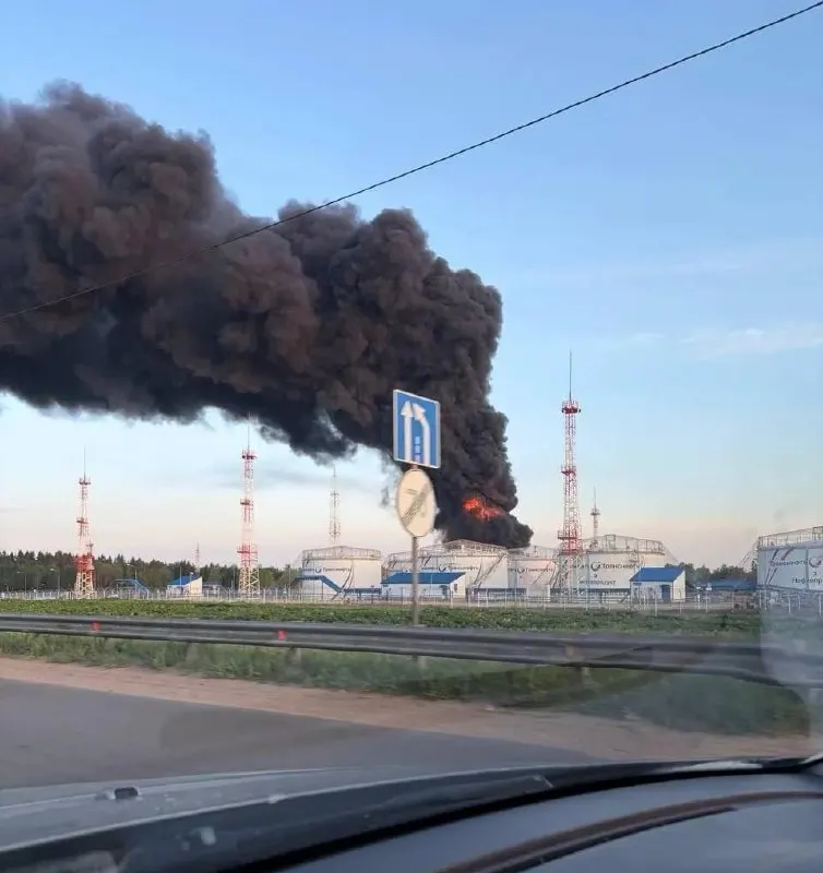 Ночью и утром беспилотники атаковали несколько нефтяных объектов и логистических точек в столичном регионе. Повреждены жилые дома, в аэропорту произошли задержки рейсов — по предварительным данным не менее 3 погибших и 12 пострадавших.