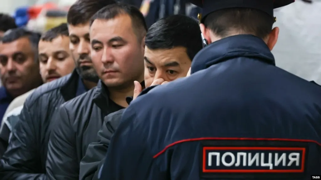 Депутаты одобрили поправки в КоАП, которые расширяют основания для административного выдворения иностранцев и лиц без гражданства — перечень нарушений увеличится и будет включать участие в несогласованных акциях, «дискредитацию» вооружённых сил, призывы к санкциям и ряд других правонарушений.