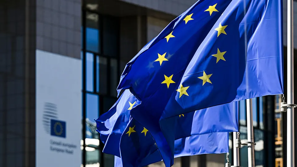 После смены власти в Венгрии лидеры Евросоюза обсуждают идею увеличить срок продления санкций с шести месяцев до года и принять «мини‑пакет» новых ограничений.