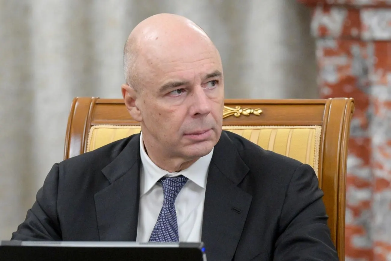 Минфин попросил временно заморозить запланированные расходы на 2,9 трлн рублей, чтобы покрыть растущие расходы на военные операции. В письме отмечают, что перерасход по боевым действиям в этом году может составить от 2 до 4 трлн рублей, а дефицит бюджета уже вырос до рекордных значений.