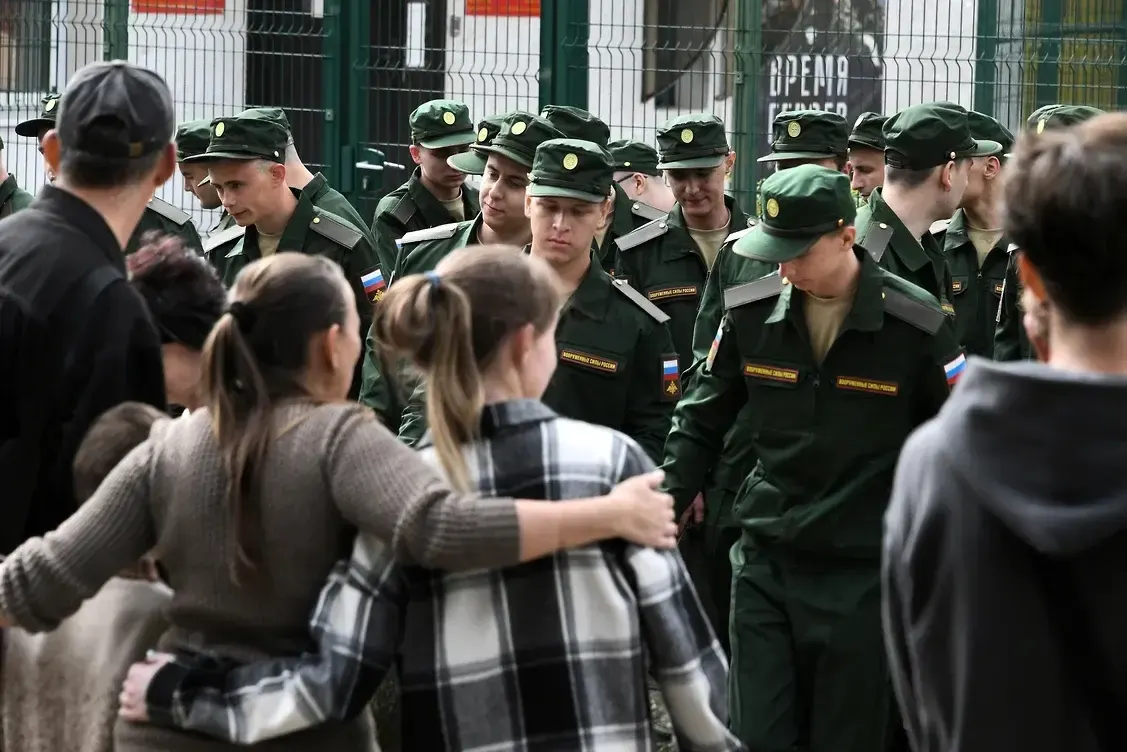 Группа из более 450 женщин подала первый иск в Верховный суд и планирует серию обращений, они требуют отмены поправок, которые лишают права на выплаты тех, у кого нет общего несовершеннолетнего ребёнка с погибшим.