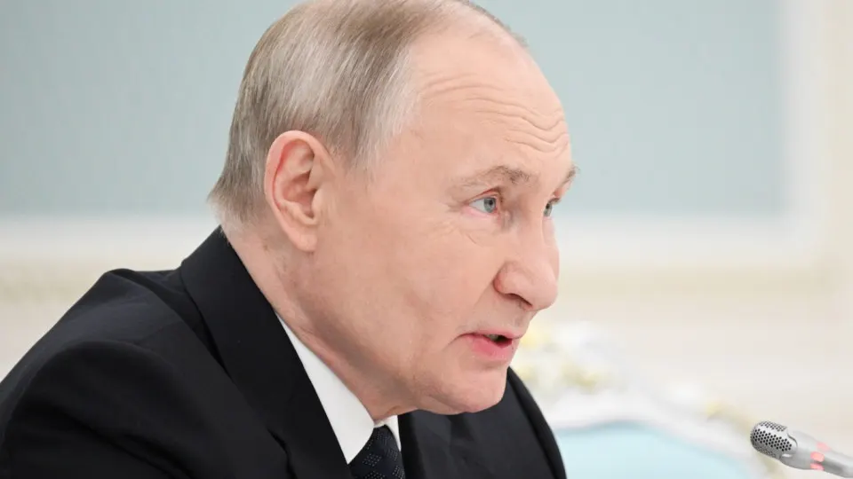 Замминистра науки заявил, что в российских вузах уже обучаются более 300 тысяч иностранных студентов и текущая динамика позволит выйти на 500 тысяч к 2030 году. Одновременно фиксируется активная вербовка иностранцев и студентов для участия в военных действиях — в ряде вузов студентов вынуждают подписывать контракты и переходить на службу в войска беспилотных систем.