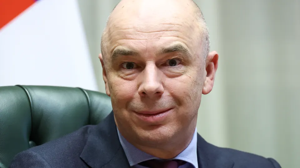 Из‑за замедления экономического роста Минфин рассматривает корректировки расходов бюджета 2025 года: оцениваются все статьи, кроме приоритетных — обороны и социальных обязательств. Экономисты называют возможный объем «оптимизации» в сотни миллиардов рублей и не исключают повышения налогов.