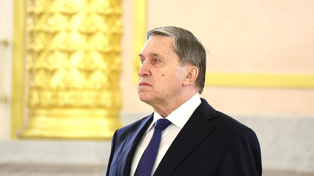 Помощник российского руководителя заявил, что боевые действия будут продолжаться, пока Украина не выведет подразделения из Донбасса; по его словам, США при этом продолжают попытки посредничества, а президент готов к встрече при определённых условиях.