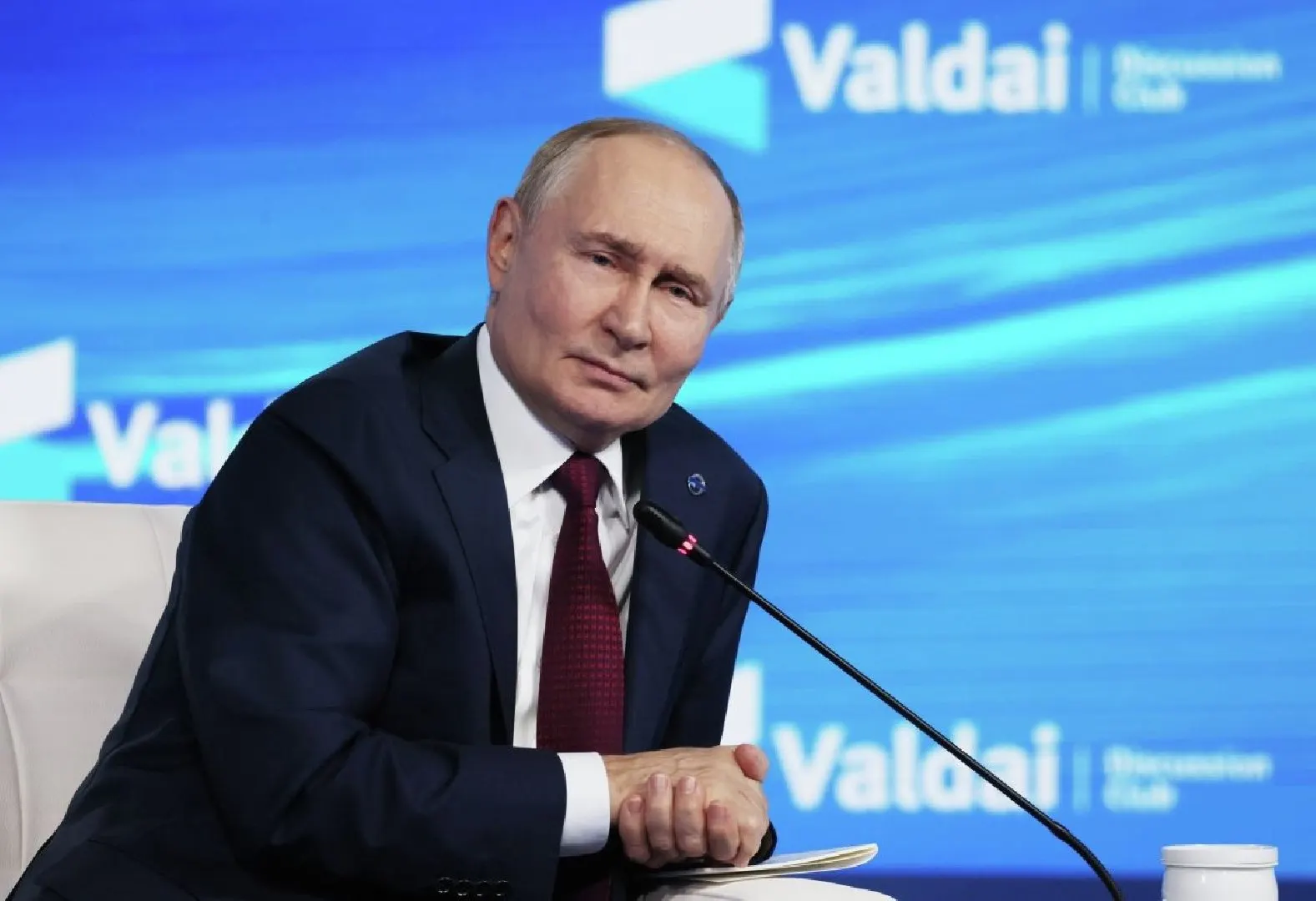 Международный уголовный суд разъяснил, что приглашение на переговоры не освобождает от исполнения выданного ордера на арест Владимира Путина, за исключением переговоров, проводимых под эгидой ООН.