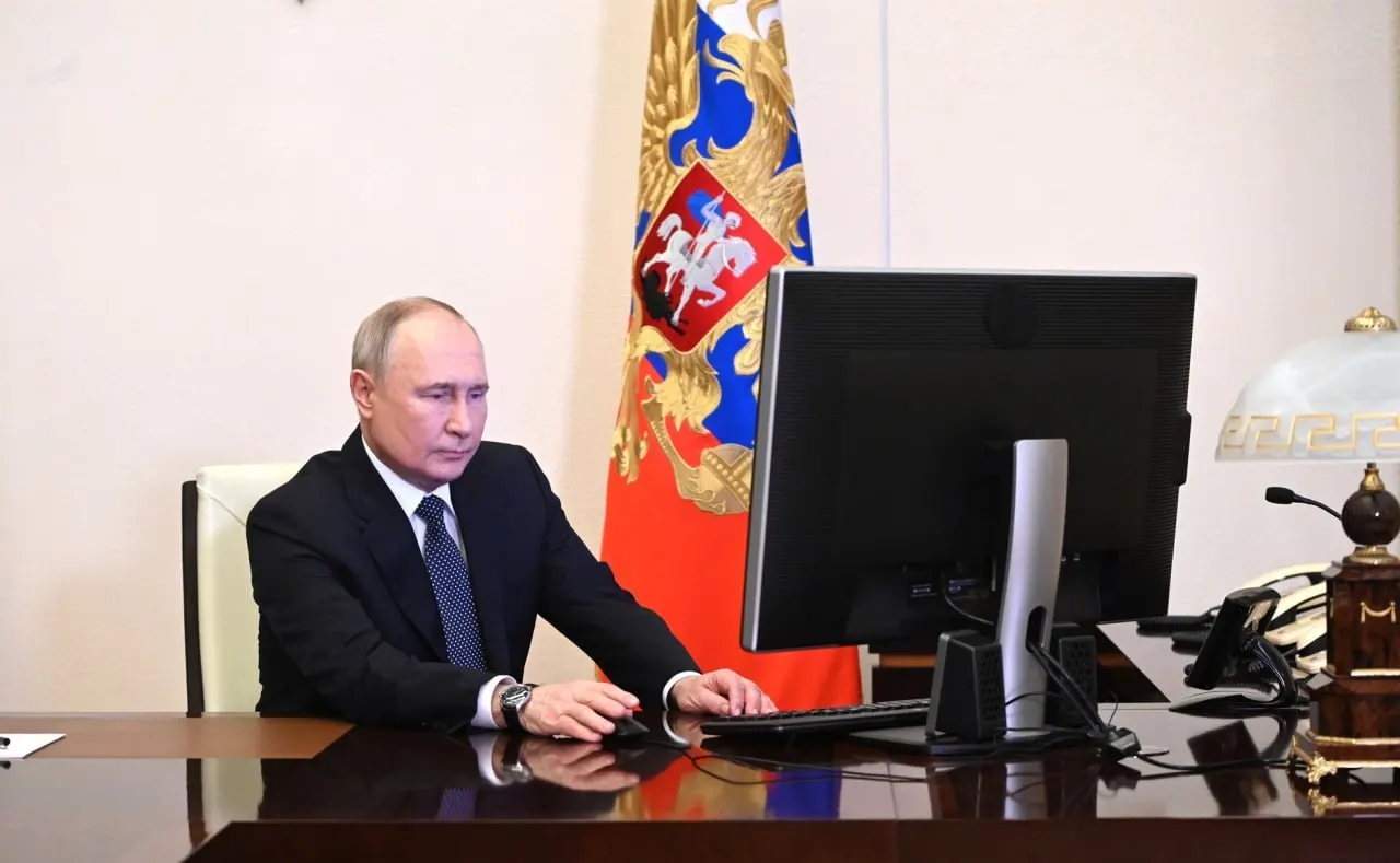 Президент потребовал внедрить «белые списки» для обеспечения бесперебойной работы ключевых онлайн‑сервисов до 1 июля; исполнение поручения возложено на правительство и ФСБ.