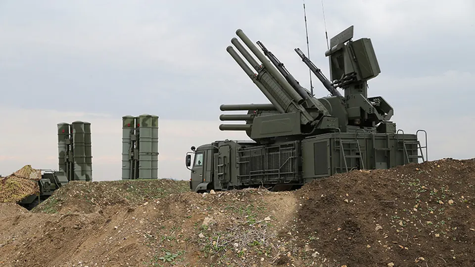 Новая российская система радиоэлектронной борьбы способна глушить сигнал Starlink на площади до 20 км². Комплекс производится в Симферополе, его стоимость порядка $1,5 млн; в ответ власти ужесточают правила ввоза спутникового оборудования и продвигают собственные проекты связи.