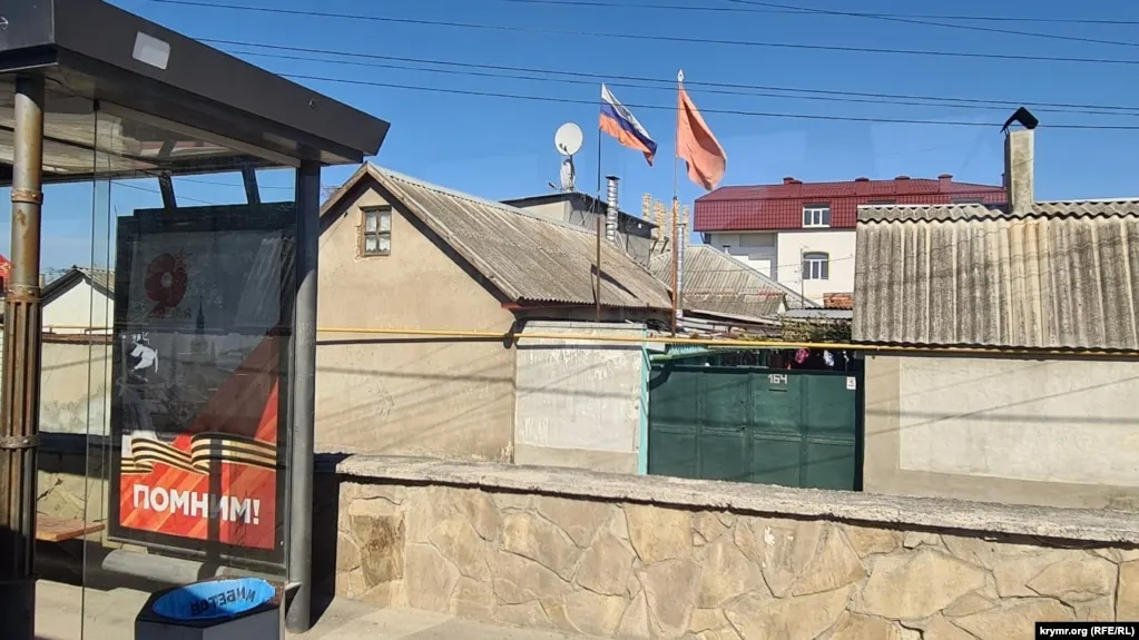 При сериях ударов беспилотников в Крыму и на границе с Украиной есть погибшие и раненые, повреждены жилые и нежилые объекты; российские власти сообщают о сотнях сбитых дронов.