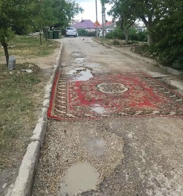 В Госдуму внесён законопроект, дающий жильцам право оперативно ремонтировать асфальт во дворах и на локальных дорогах; правительство идею не поддержало, отмечая, что ремонтом должны заниматься специалисты.