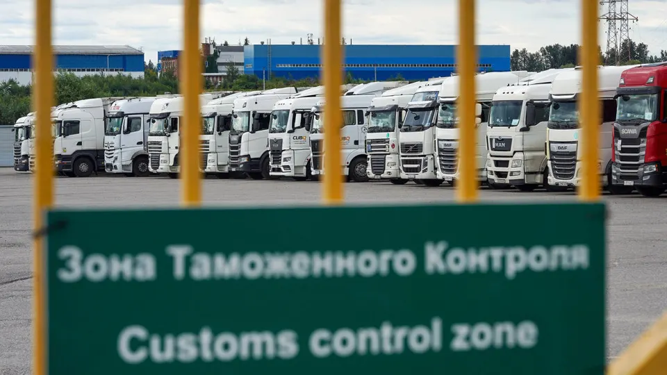 Правительство ввело переходный период по СПОТ и продлило упрощённый порядок ввоза товаров из стран ЕАЭС до 31 августа. Часть новых требований уже действует, часть — отложена; импортеры обеспокоены незачётом ранее перечисленных платежей.