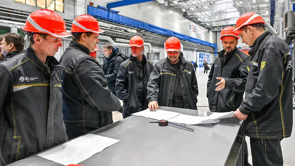 Опрос показал, что 38% работающих регулярно перерабатывают; при этом лишь четверть получает полную компенсацию. Главная причина — дефицит кадров.