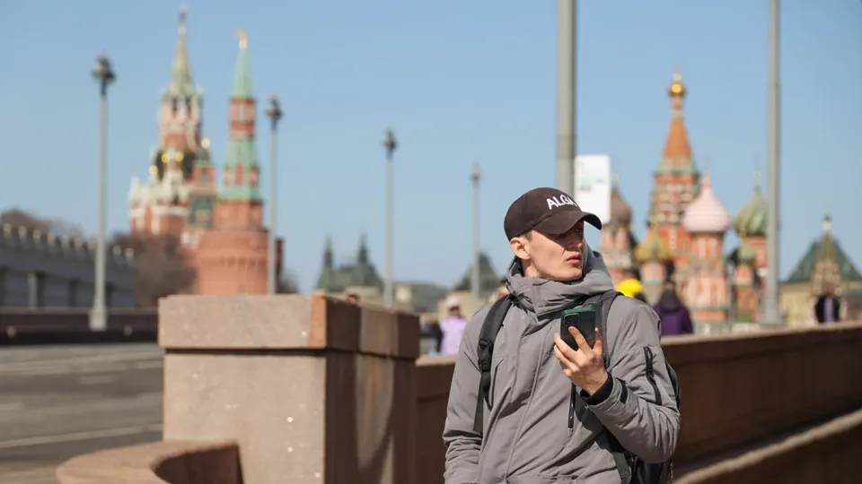 Правительство планирует ввести информационную систему идентификаторов мобильных устройств (IMEI). Операторы обязаны будут передавать данные об активации телефонов и блокировать SIM-карты на устройствах из запрещённого реестра. Постановление может вступить в силу 1 марта 2027 года.