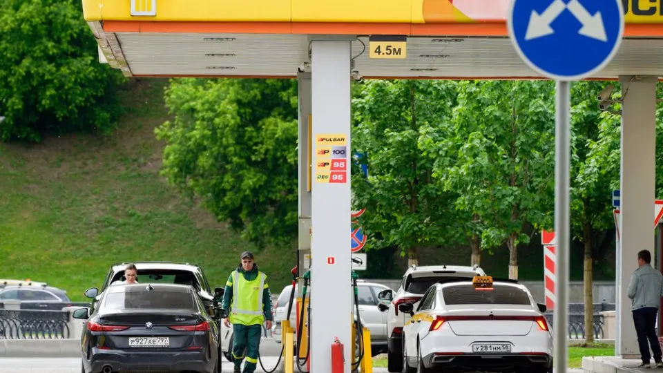 Крупные сети АЗС в Москве и ряде регионов установили ограничения на продажу бензина и дизеля — это связано с повреждением НПЗ и перебоями в поставках.