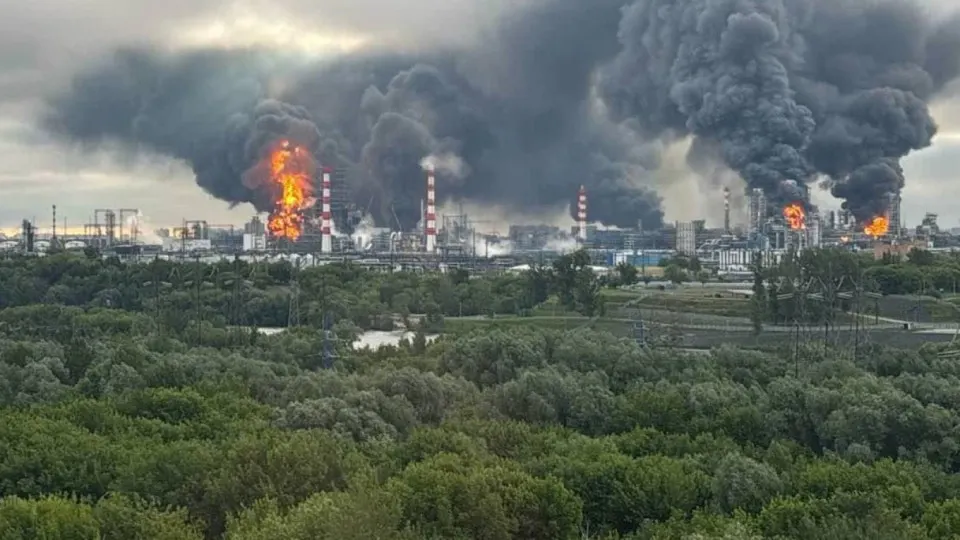 По сведениям осведомлённых источников, украинские силы с применением разведданных США атакуют нефтеперерабатывающие заводы и военные цели в глубине России. Аналитики отмечают значительное сокращение объёмов переработки и рост ограничений на продажу топлива в регионах.