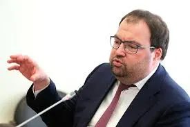 Глава Минцифры заявил на IT‑завтраке ПМЭФ‑2026, что встраивание механизмов возрастной идентификации в платформы — приоритетная задача; ведомство изучает опыт, в том числе игровой платформы Roblox.
