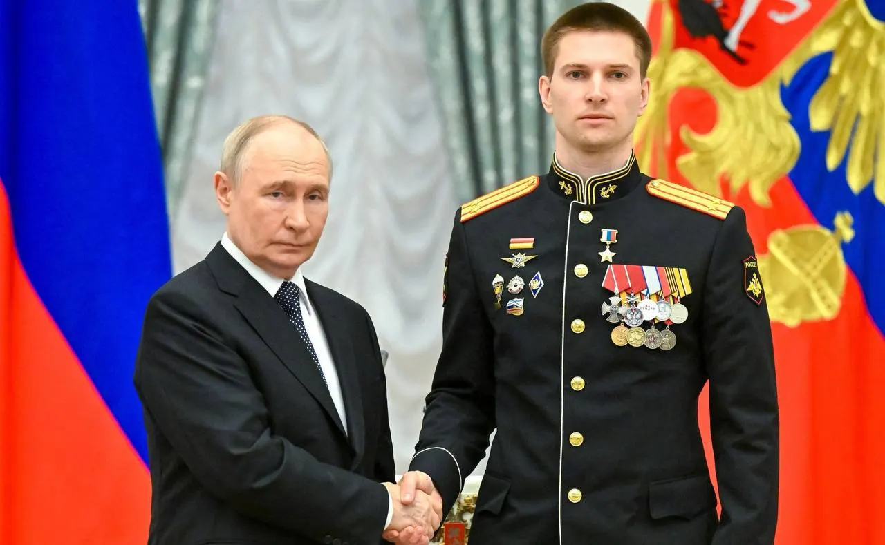 Президент вручил медаль «Золотая Звезда» за мужество в ходе специальной военной операции: Берестовский дважды был ранен, лично уничтожил три «Леопард‑2» и участвовал в освобождении более 40 населённых пунктов.