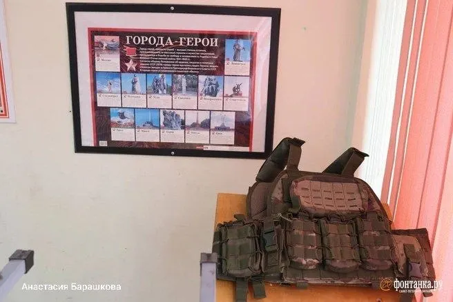 Минобр планирует расширить программу начальной военной подготовки до половины учебного времени, добавить изучение БПЛА и учебные сборы, а также ввести предмет «ДНК‑России» с 83 героями, в том числе участниками СВО.