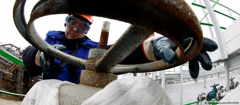 Утром беспилотники нанесли удары по Уфимскому нефтеперерабатывающему комплексу: по данным, повреждены установки на двух заводах. Инцидент произошёл примерно в 1500 км от границы Украины.