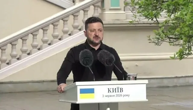 Президент Украины заявил о готовности к прямому диалогу с Путиным и одновременно предупредил о возможности наращивания ответных ударов по территории России. По его словам, Украина ждёт американскую переговорную группу, развивает собственную ПВО и инвестирует миллиарды в производство оружия.