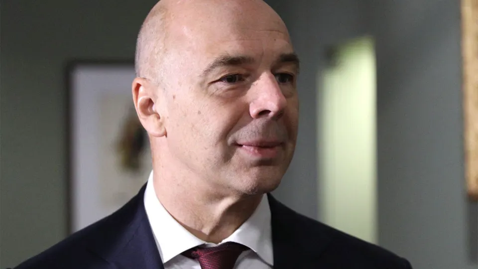Минфин заявил, что предприятия топливно‑энергетического комплекса должны самостоятельно закупать средства защиты и смогут включать эти затраты в себестоимость. Тем временем атаки на НПЗ участились, что привело к снижению переработки и росту цен на топливо.