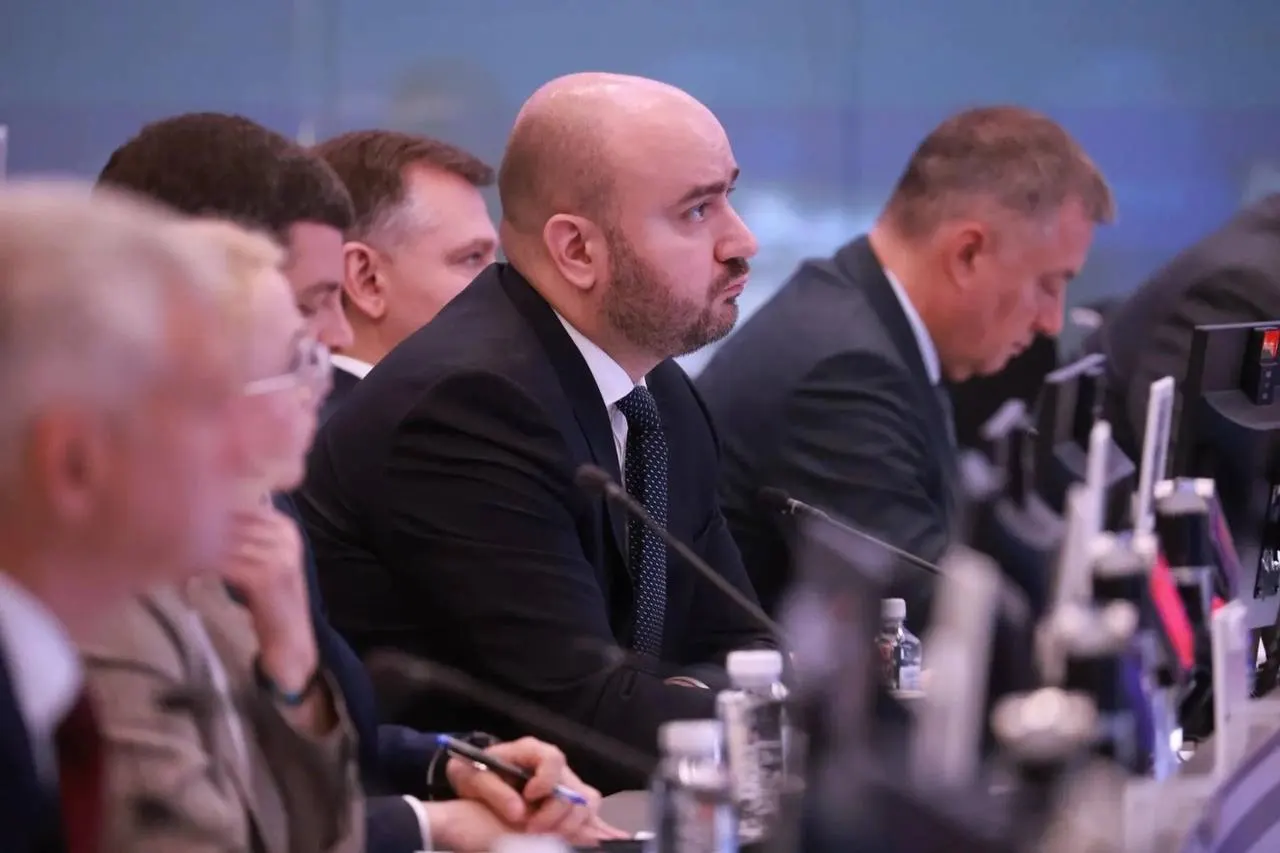 В Москве прошло совещание по ситуации на топливном рынке: обсуждали поставки в регионы, координацию между центром, регионами и поставщиками, а также поручили усилить мониторинг цен и логистики.