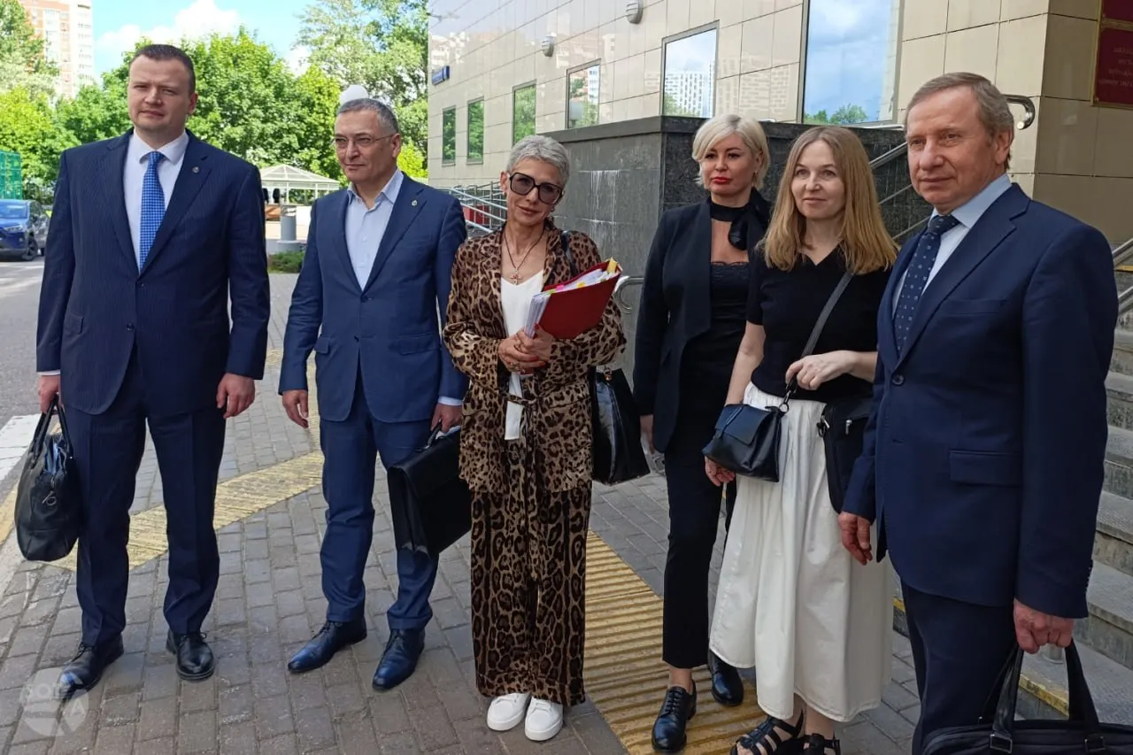 Московский суд оставил в силе решение о лишении статуса трёх адвокатов по иску Минюста; представители защиты считают, что вопрос должен решаться внутри адвокатского сообщества, а не в суде.