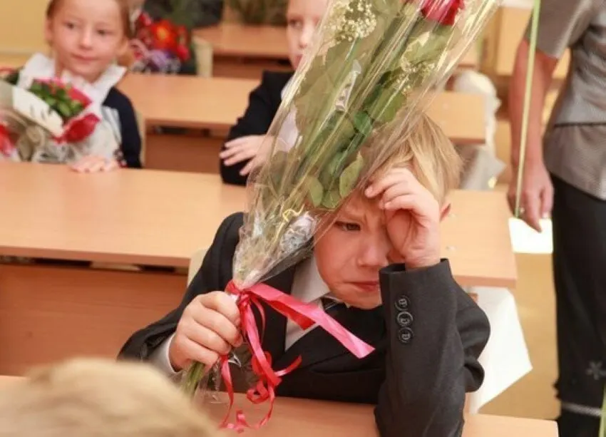 В Минпросвещения подтвердили, что оптимальным считается 11-летний срок обучения. Сокращать или увеличивать число лет сейчас не планируют, новые стандарты будут разрабатывать с учётом этого формата.