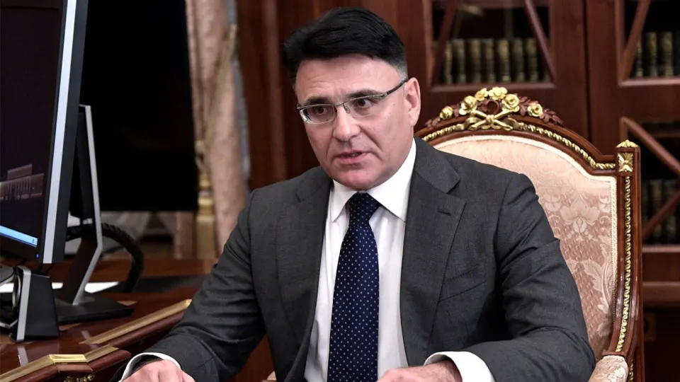 Инициатива предполагает ограничить демонстрацию «посредственных» зарубежных лент, ввести отбор и возможные входные взносы, чтобы освободить экраны для отечественного кинопроизводства; власти поручили Минкультуры ускорить решение по квотам.