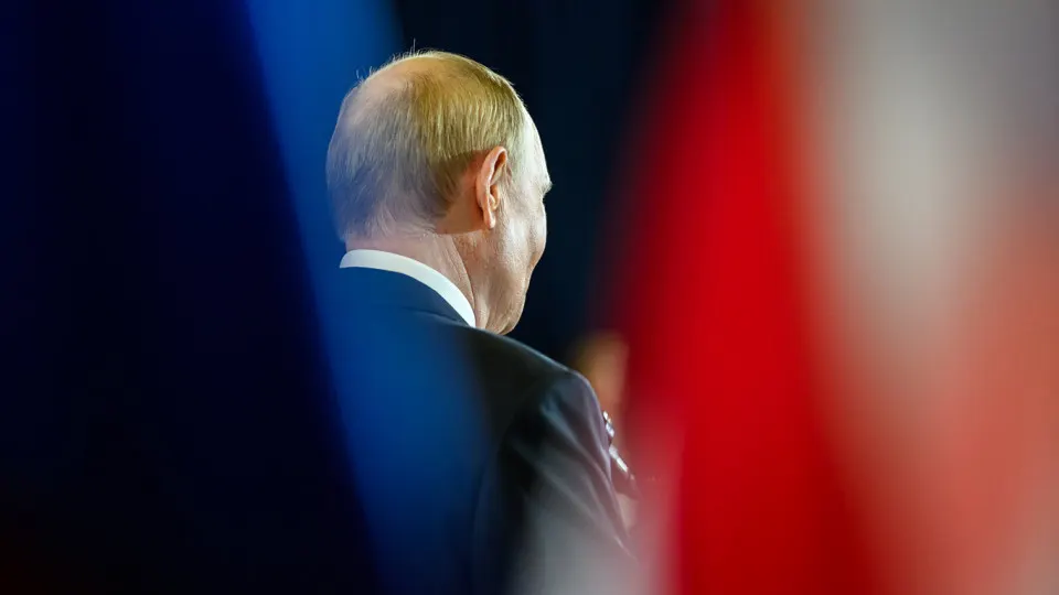Официальный «открытый» рейтинг доверия Владимиру Путину перестал публиковаться. По последним данным он опустился до 29,5% в начале апреля, тогда как в «закрытом» формате поддержка сохранялась на уровне около 73%. Одобрение деятельности президента держится в районе 66% и демонстрирует снижение на фоне экономических трудностей и затянувшейся войны.
