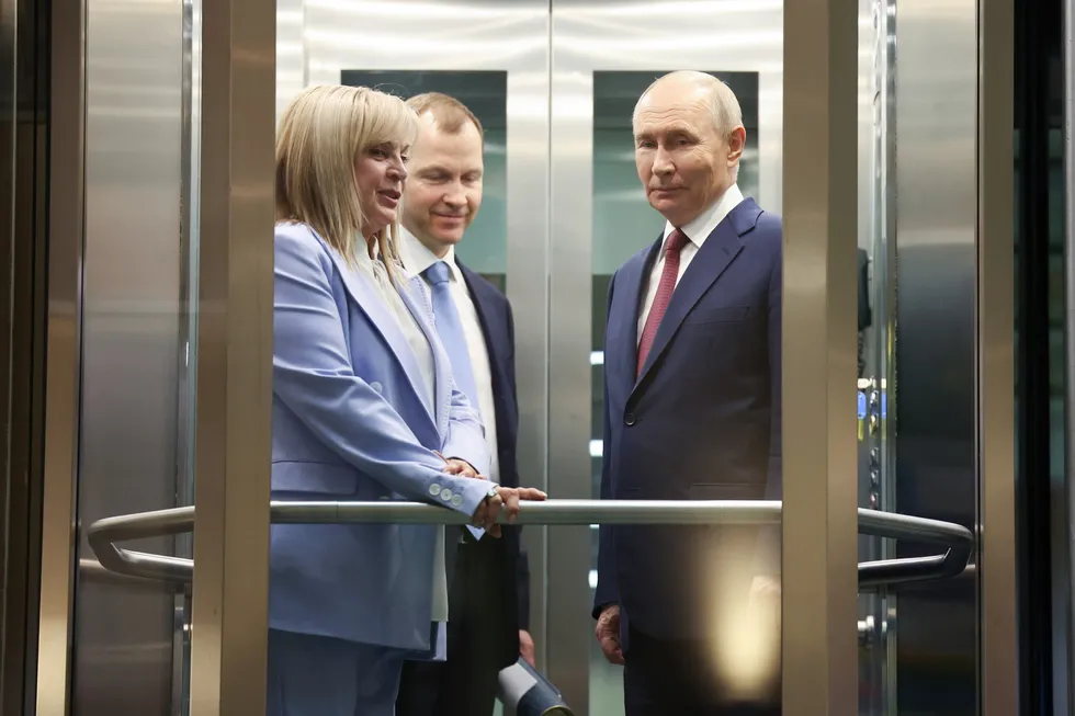 Руководители силовых ведомств предлагают перенести или вовсе отменить сентябрьские выборы в Госдуму из‑за экономических трудностей и угроз безопасности. В администрации президента есть силы, которые настаивают на сохранении даты — споры продолжаются, но официальных решений нет.